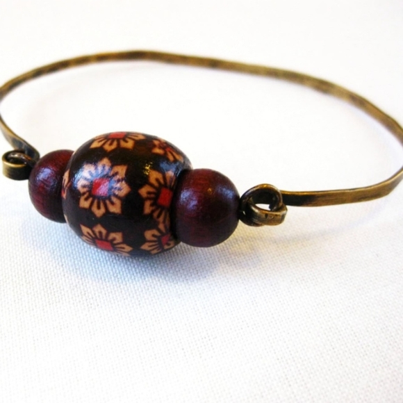Hammered Antique Brass Vintage Floral Wood Bead Bangle Bracelet - Picture 2 of 4